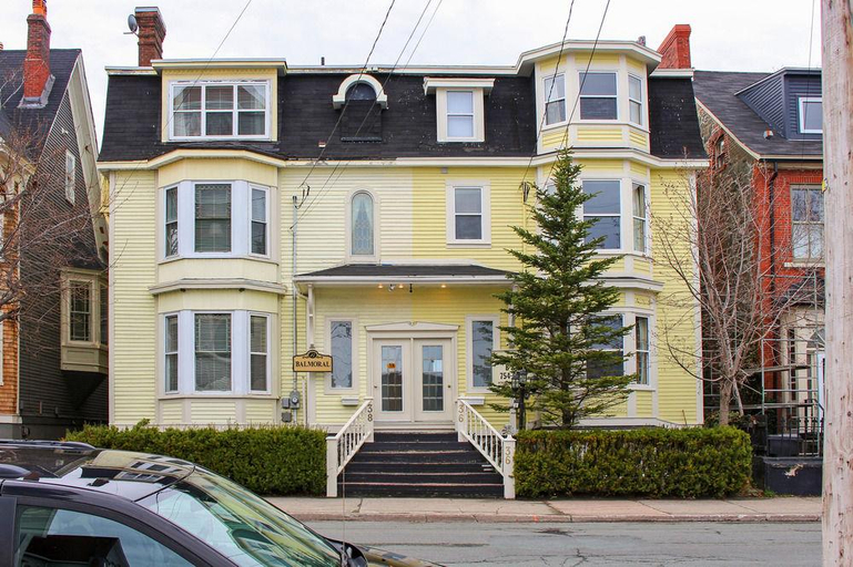 Exterior & Views