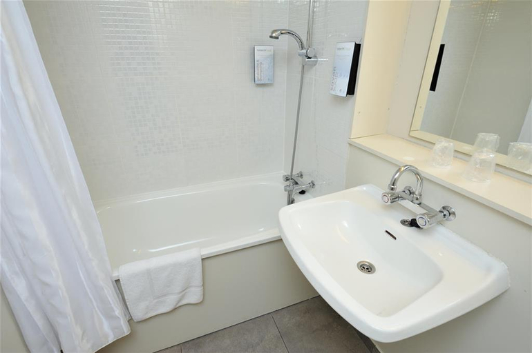 Bathroom 4, Brit Hotel Nancy Luneville, Meurthe-et-Moselle