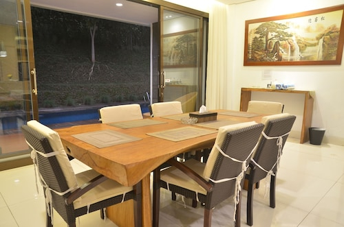 Permai Villa Dago Private Pool, Bandung