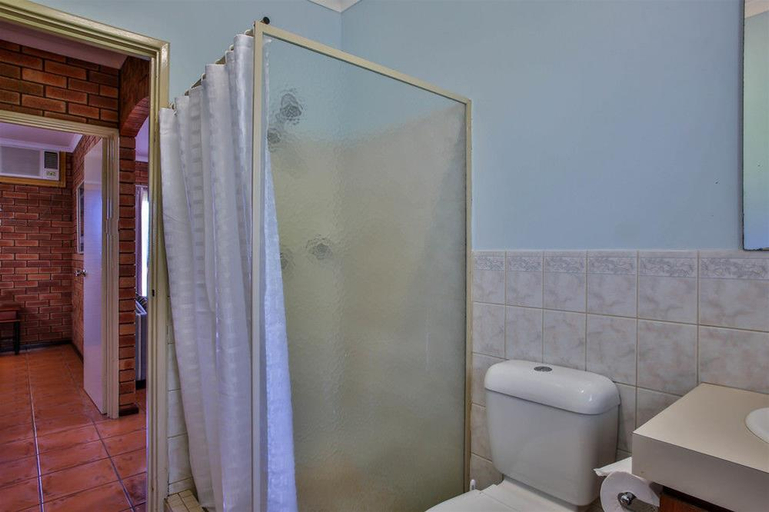 Bathroom 5, Bayside Holiday Apartments, Broome