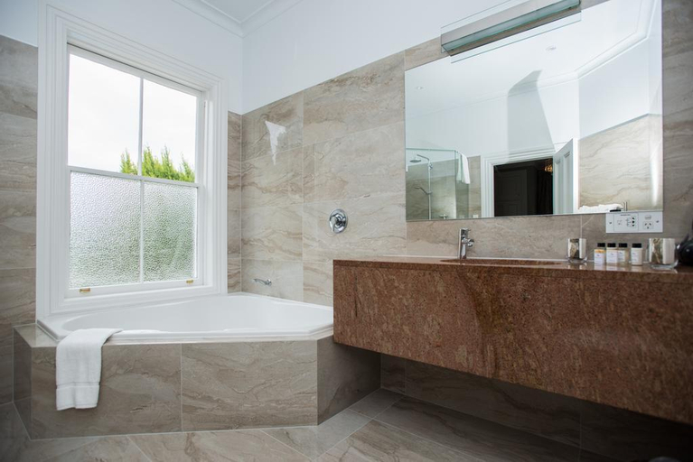 Bathroom 4, Mangapapa Hotel, Hastings city