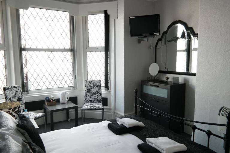 Bedroom 3, Shananagens Guesthouse, Blackpool