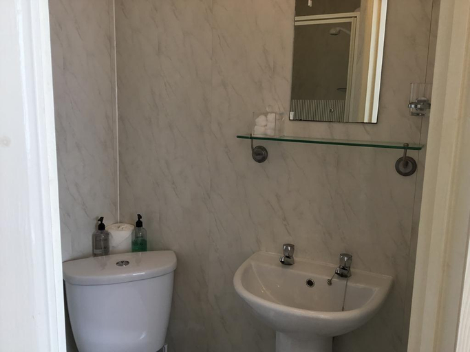 Bathroom 4, The Tudor, Blackpool