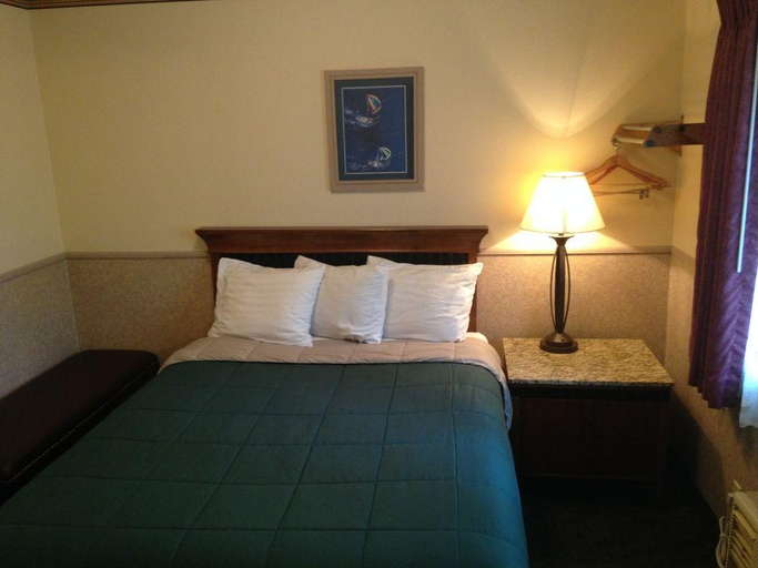 Bedroom 2, Silver Spruce Motel, Garfield