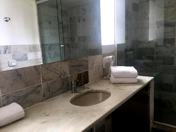 Bathroom 5, Plaza Bittar Hotel, Brasília