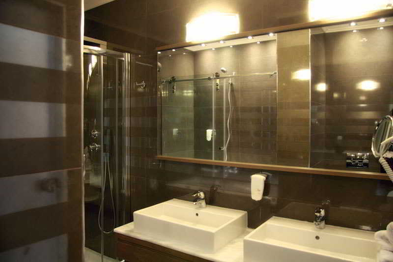 Bathroom 5, Cosmopolitan Hotel, Central Macedonia