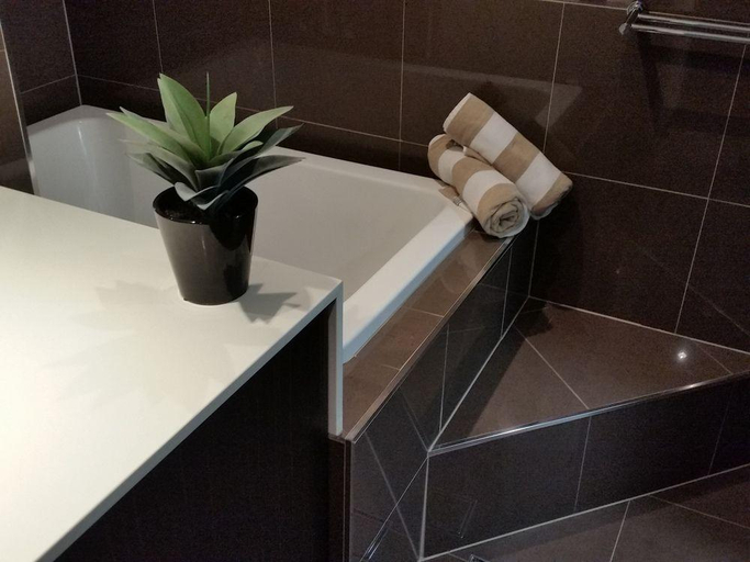 Bathroom 5, Surfers Beachside Holiday Apartments, Gold Coast