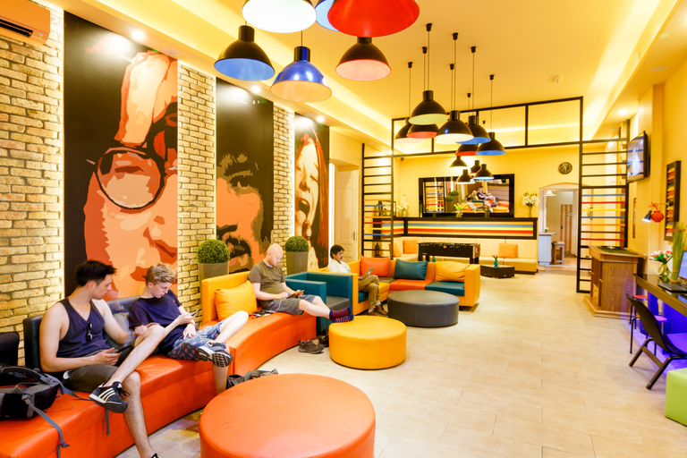 Public Area, Full Moon Budapest, Budapesti