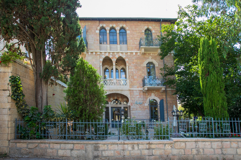 Exterior & Views