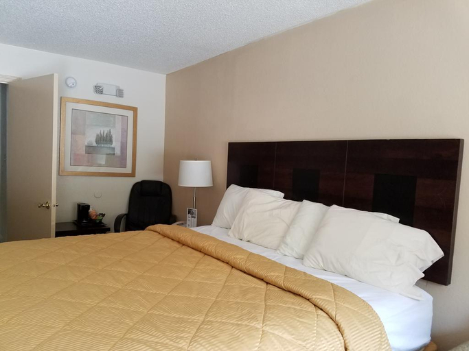 Bedroom 5, Ameraview Inn And Suites, White
