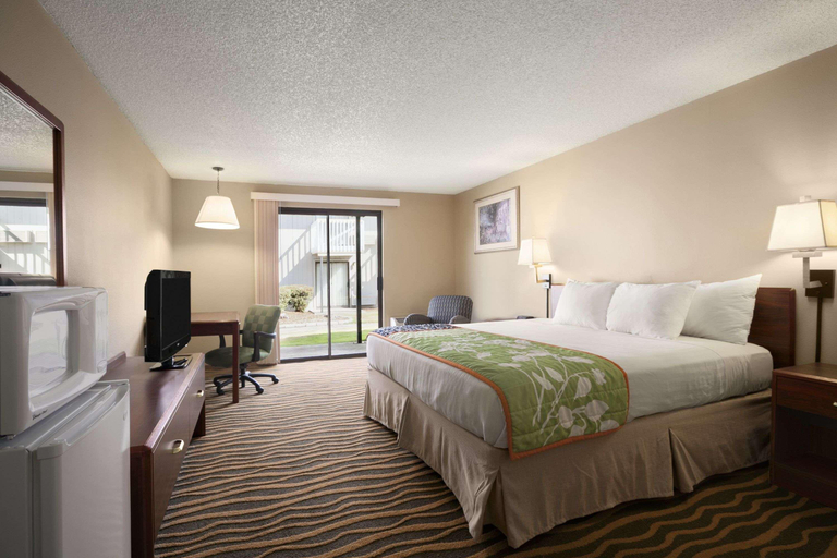 Bedroom 4, Howard Johnson Hotel & Suites by Wyndham Tacoma, Pierce