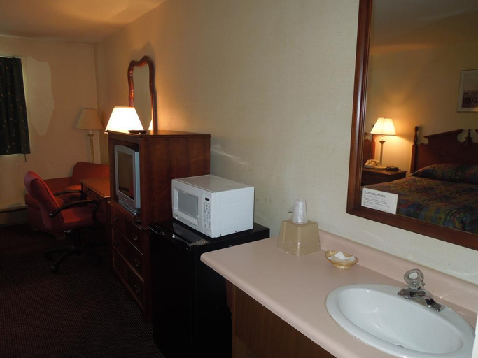 Bathroom 4, Knights Inn Endwell, Broome