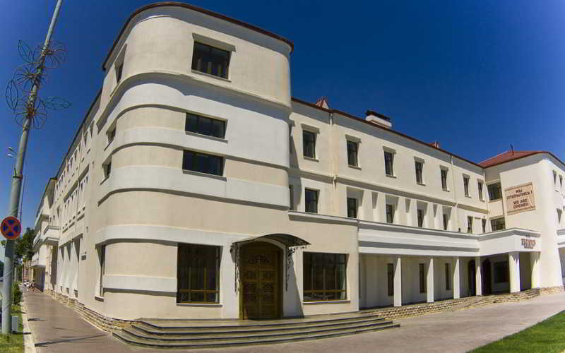 Exterior & Views