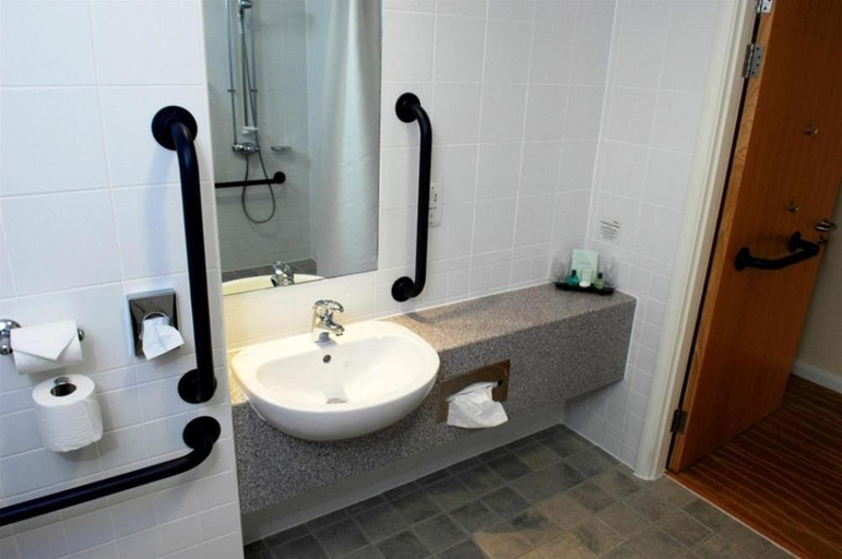 Bathroom 4, Burleigh Court Hotel and Leisure, Leicestershire