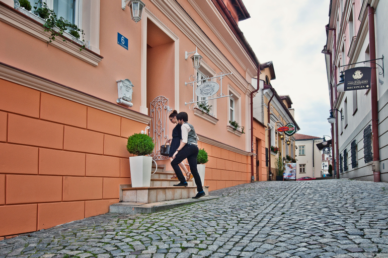 Exterior & Views