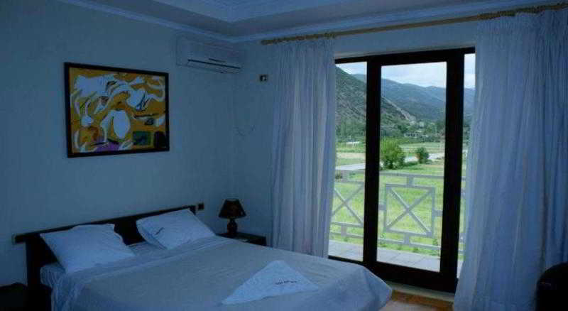 Colombo Hotel, Elbasanit