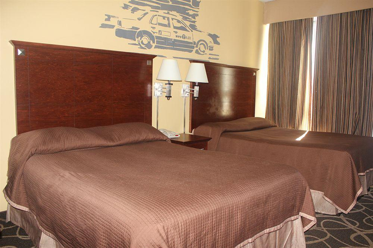 Bedroom 2, Howard Johnson Inn Queens, New York