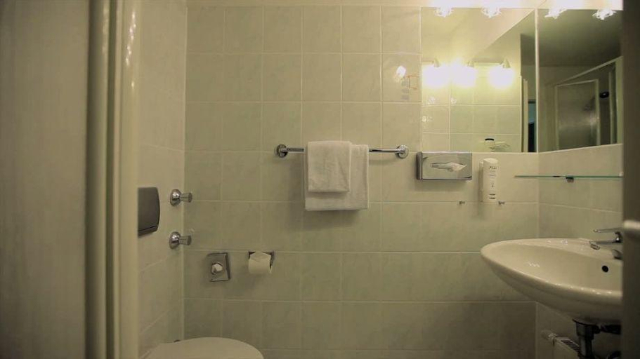 Bathroom 4, Landhotel Potsdam, Potsdam