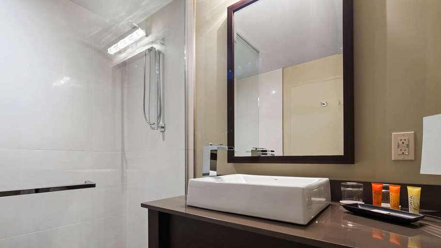 Bathroom 4, Hotel Levesque, Rivière-du-Loup