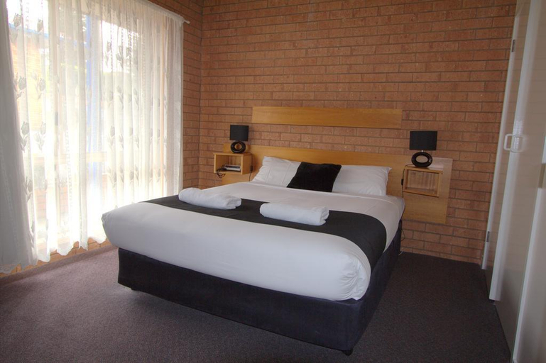 Bedroom 4, Blue Whale Motor Inn & Apartments, Warrnambool