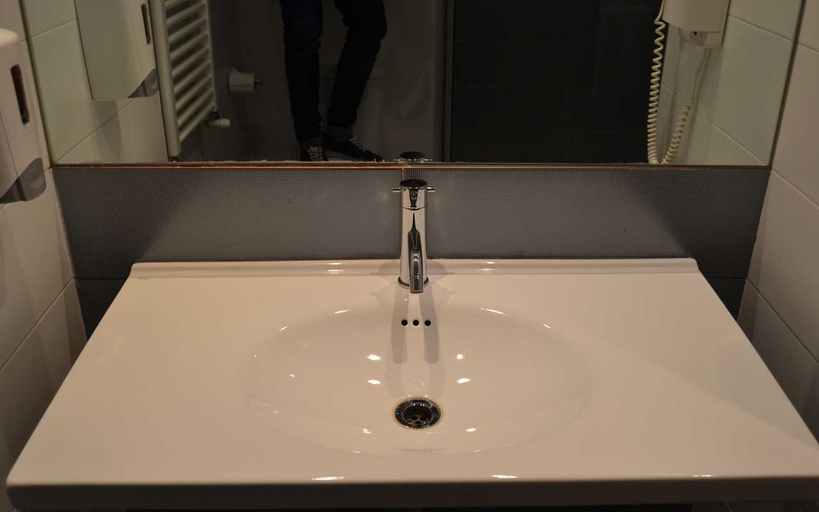 Bathroom 4, 280 Hotel, Zaragoza
