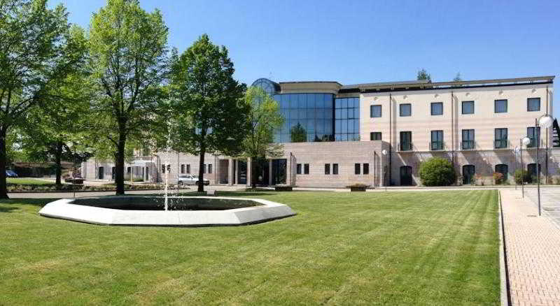 Exterior & Views 13