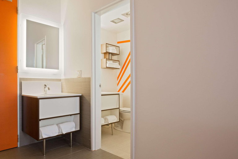 Bathroom 4, Howard Johnson Hotel by Wyndham Toms River, Ocean