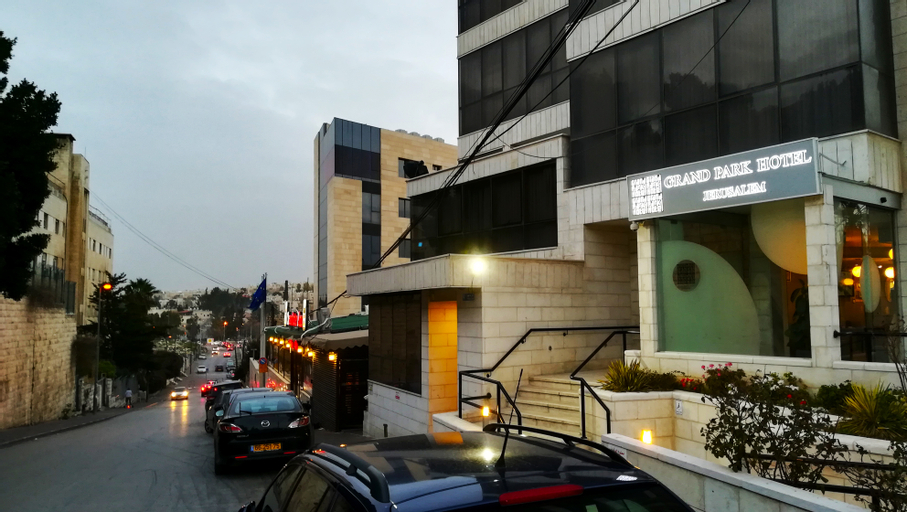 Exterior & Views