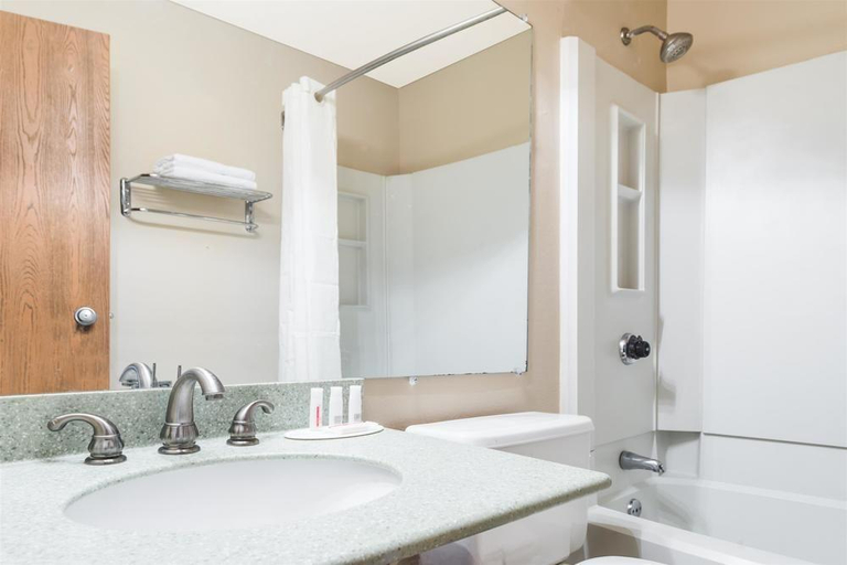 Bathroom 5, Baymont by Wyndham Bridgeton St Louis, Saint Louis