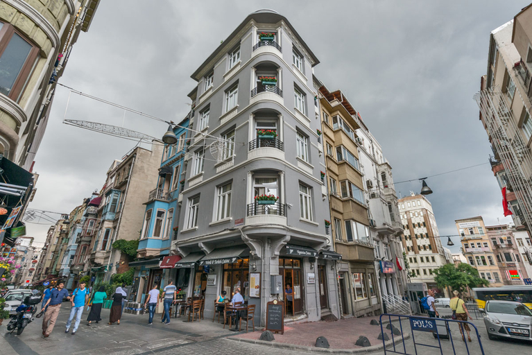 Exterior & Views