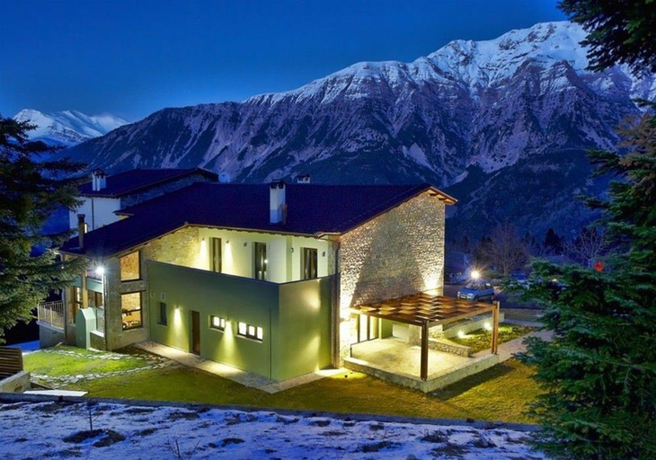 Exterior & Views