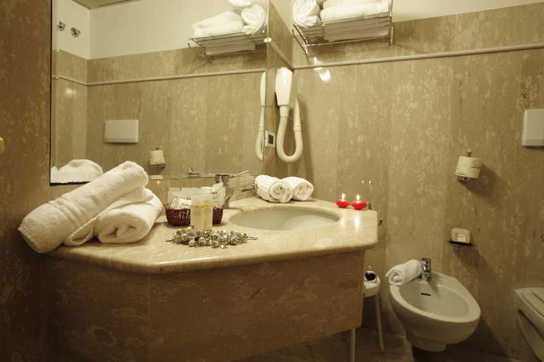 Bathroom 4, Hotel Bassetto, Frosinone