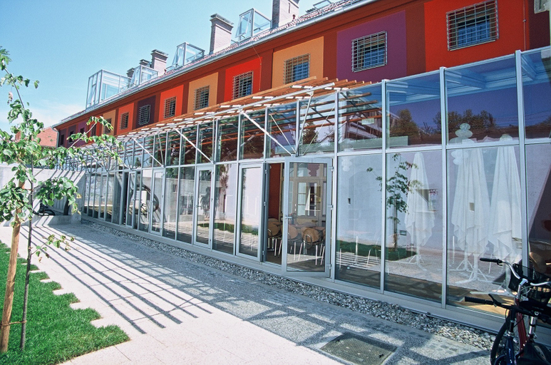 Exterior & Views