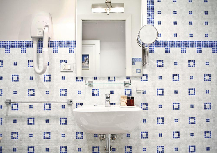 Bathroom 4, Piazza Di Spagna Prestige Hotel, Rome