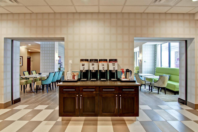 Food & Drinks 5, Hampton Inn & Suites by Hilton Saskatoon Airport, Division No. 11