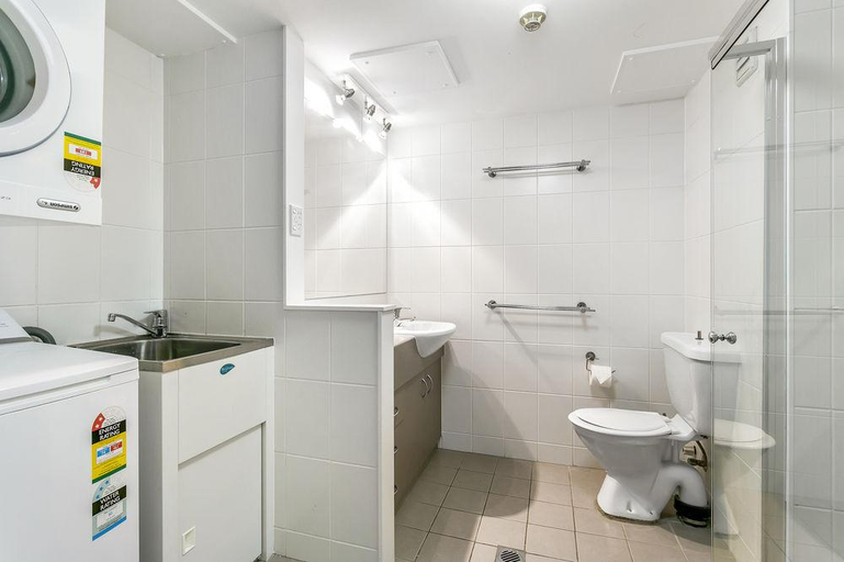Bathroom 5, Surfers Beachside Holiday Apartments, Gold Coast