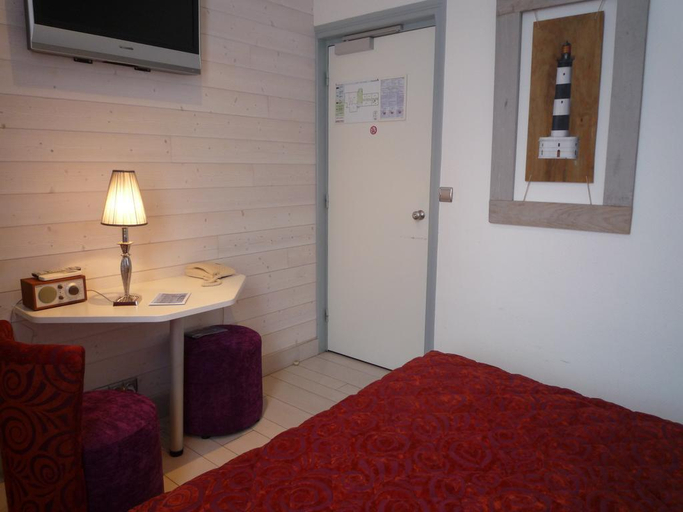 Bathroom 4, Hotel L'Albatros, Charente-Maritime