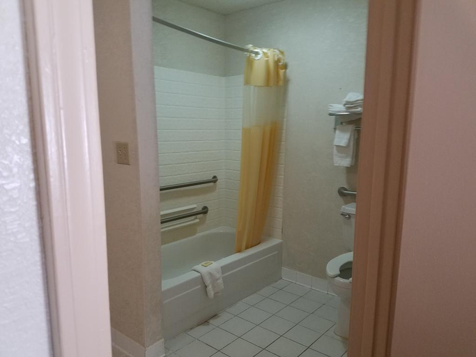 Bathroom 4, Ameraview Inn And Suites, White