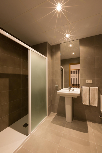 Bathroom 5, IRAIPE Hostal Pamplona, Navarra