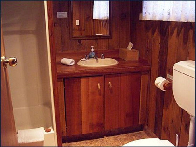 Bathroom 5, Cradle Mountain Highlanders, Kentish