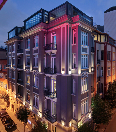 Exterior & Views