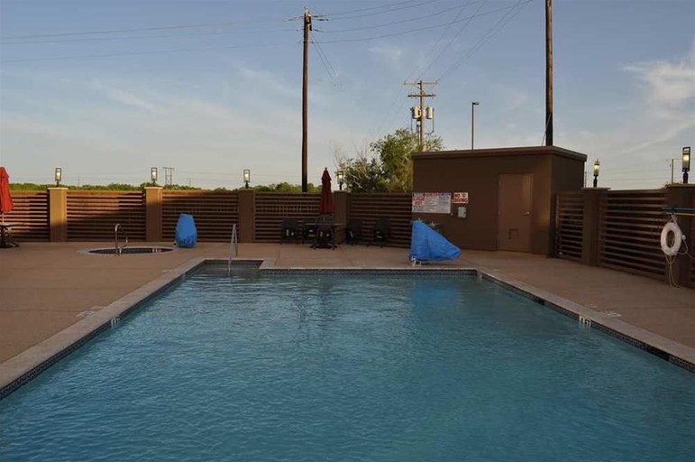 Sport & Beauty 2, Hampton Inn Pleasanton, Atascosa