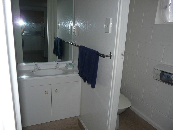 Bathroom 4, Alpha Motor Inn, Palmerston North