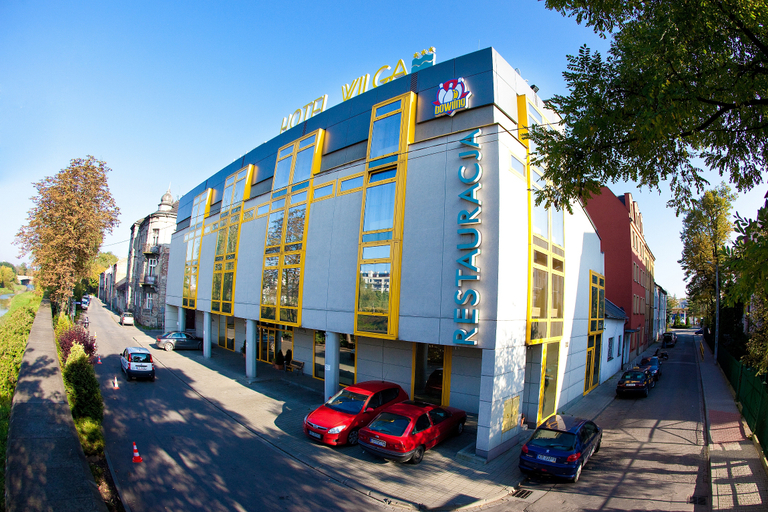 Exterior & Views