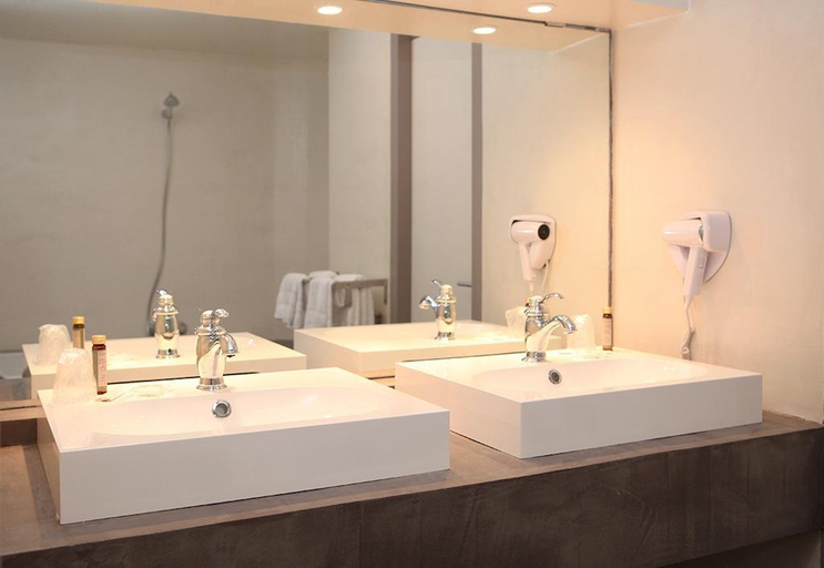 Bathroom 4, Hôtel Le Roncevaux, Pyrénées-Atlantiques