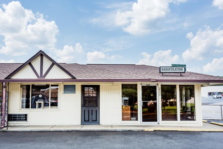 Exterior & Views 2, Knights Inn Collinsville, Henry