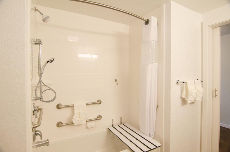 Bathroom 5, Hampton Inn & Suites Houston North IAH, Houston