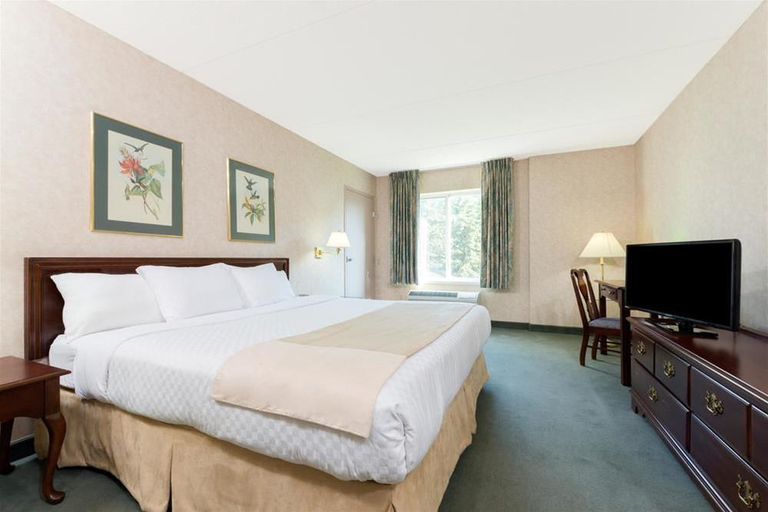 Bedroom, RAMADA AMHERST/GETZVILLE HOTEL AND CONFERENCE CENTER, Erie