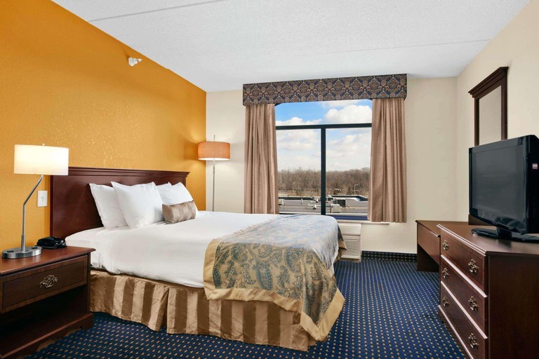 Bedroom 3, Comfort Inn and Suites Mt Laurel Cherry Hill, Camden