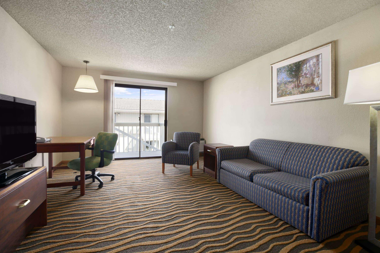 Bedroom 3, Howard Johnson Hotel & Suites by Wyndham Tacoma, Pierce